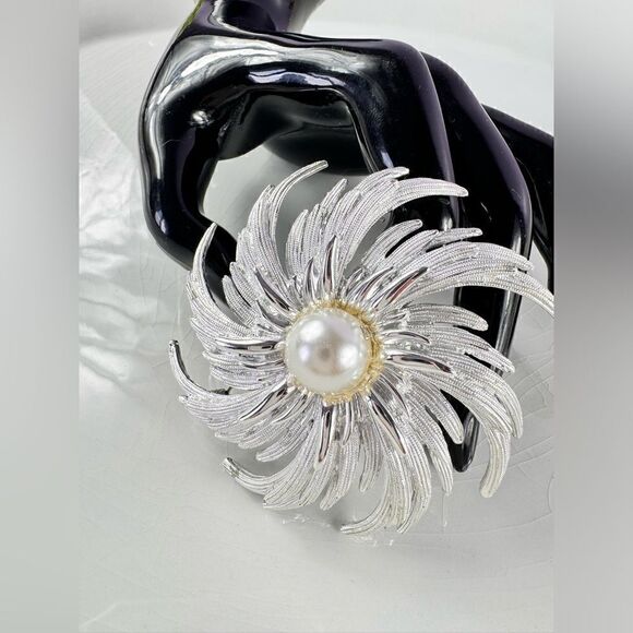 New! Sara Coventry Brooch Pin - Picture 1 of 10